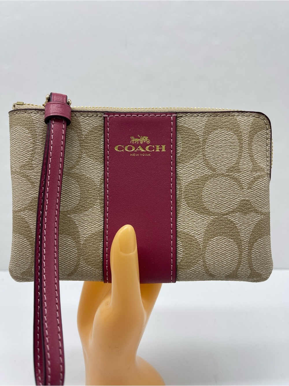 Coach Corner Zip Wristlet In Signature Canvas Color: Mlight Khan Rouge
IMP4J
NWT